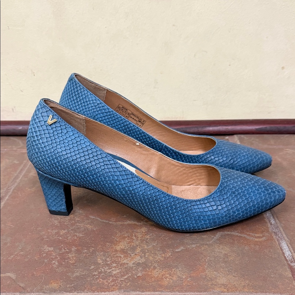 Vionic Blue Textured Mid Heel Pumps
